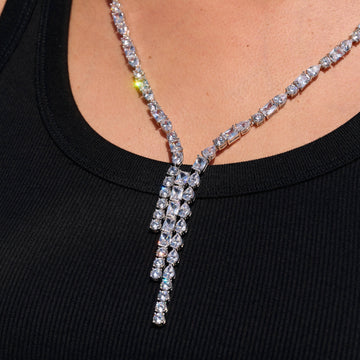 Collar lariat de oro blanco con diamantes y piedras preciosas mixtas
