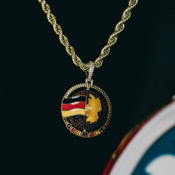 Colgante de globo terráqueo giratorio de Alemania con diamantes en oro amarillo