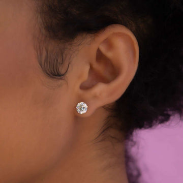 Aretes de oro amarillo con diamantes de talla redonda de 14 quilates