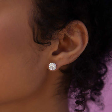 Aretes de oro amarillo con diamantes de talla redonda de 14 quilates