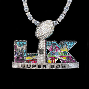 Colgante grande oficial con logo de la NFL Super Bowl LX de 2026 helado en oro blanco
