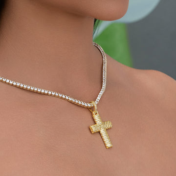 Colgante Cruz de Flecha Helada en Oro Amarillo