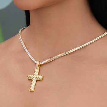 Colgante Cruz de Flecha Helada en Oro Amarillo