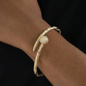 Pulsera rígida de oro amarillo con bola helada