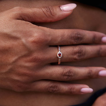 Anillo ovalado de roca borgoña helado en vermeil de oro rosa - 3 mm