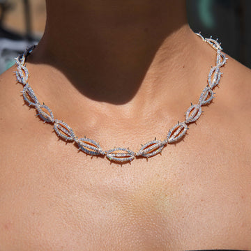 Collar de corona de espinas helada de oro blanco
