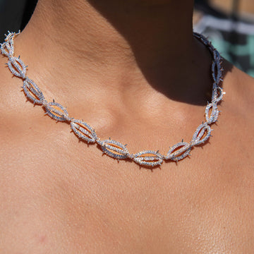 Collar de corona de espinas helada de oro blanco