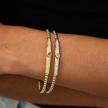 Pulsera de oro amarillo con dije de barra y corazón morado helado