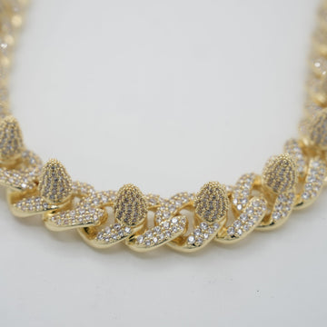 Cadena de eslabones con remaches de punta de diamante en oro amarillo