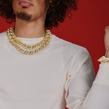 Cadena de eslabones con remaches de punta de diamante en oro amarillo