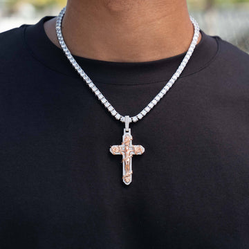 Dije de cruz grande de espinas de rosa con diamantes en oro blanco