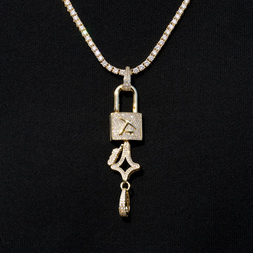 Colgante de Llave y Candado en Oro Amarillo