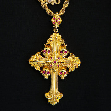 Colgante de cruz medieval con rubíes en oro amarillo