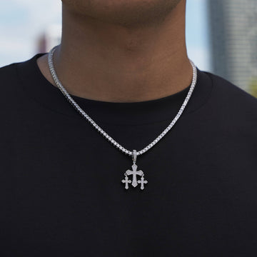 Dije Micro Cruz Triple Helada en Oro Blanco