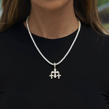 Micro colgante de triple cruz con circonitas en oro amarillo