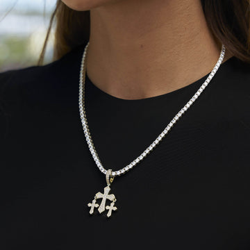 Micro colgante de triple cruz con circonitas en oro amarillo