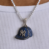 Colgante de oro blanco con el logotipo de la gorra oficial de béisbol de los Yankees de la MLB