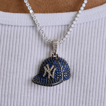 Colgante de oro blanco con el logotipo de la gorra oficial de béisbol de los Yankees de la MLB
