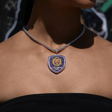 Dije oficial del escudo principal del Orlando City Soccer Club de la MLS en oro blanco