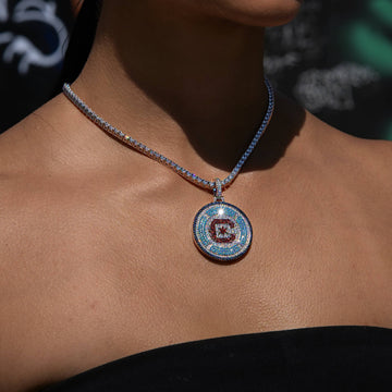 Colgante con el logo oficial de la MLS del Chicago Fire FC en oro blanco