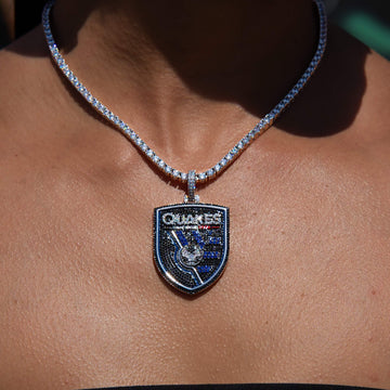 Colgante del logo oficial de los San Jose Earthquakes de la MLS en oro blanco