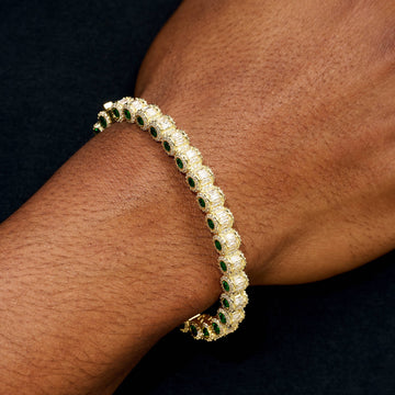 Pulsera rígida multidimensional de esmeraldas heladas en oro amarillo