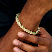 Pulsera rígida multidimensional de esmeraldas heladas en oro amarillo