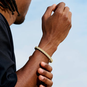 Pulsera rígida multidimensional de esmeraldas heladas en oro amarillo