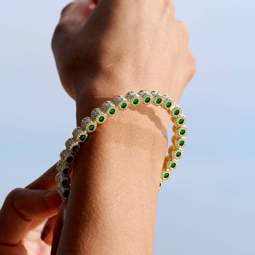 Pulsera rígida multidimensional de esmeraldas heladas en oro amarillo