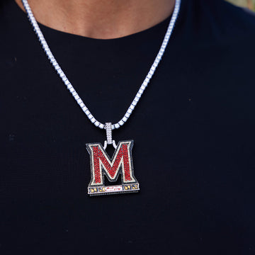 Colgante con el logo oficial de la NCAA de la Universidad de Maryland en oro blanco