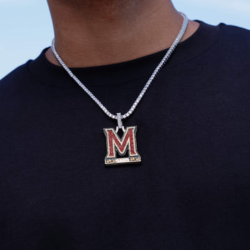 Colgante con el logo oficial de la NCAA de la Universidad de Maryland en oro blanco