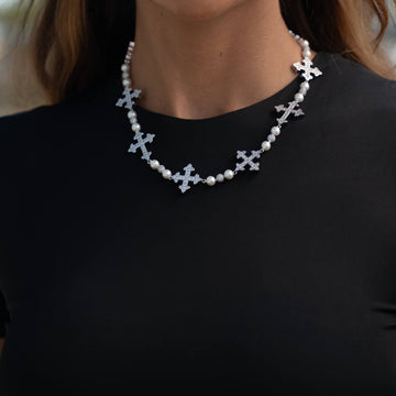 Collar de perlas con cadena cruzada en oro blanco