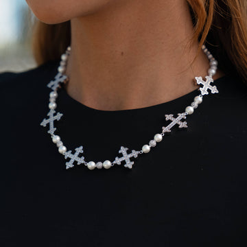 Collar de perlas con cadena cruzada en oro blanco