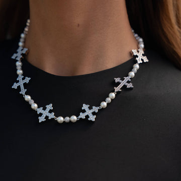Collar de perlas con cadena cruzada en oro blanco
