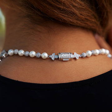 Collar de perlas con cadena cruzada en oro blanco