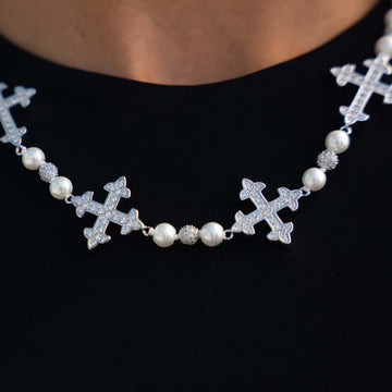 Collar de perlas con cadena cruzada en oro blanco
