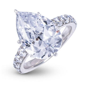 Anillo de compromiso de diamante de laboratorio con forma de lágrima en oro blanco macizo