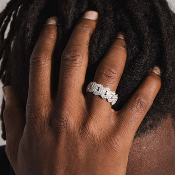 Anillo de oro blanco con diamante engarzado en garras