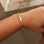Brazalete abierto de oro amarillo con piedra engastada