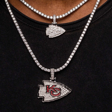 Colgante con micro logotipo oficial de la NFL de los Kansas City Chiefs - Oro blanco