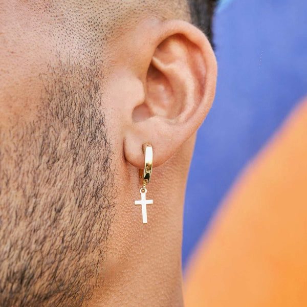 Aretes de aro redondos con cruz pulida en oro amarillo
