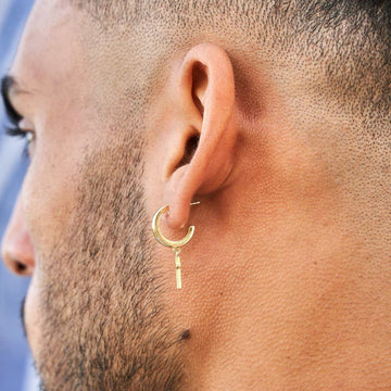 Aretes de aro redondos con cruz pulida en oro amarillo