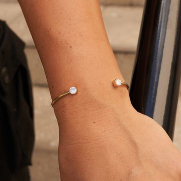 Pulsera Abierta con Piedras de Talla Redonda en Oro Amarillo