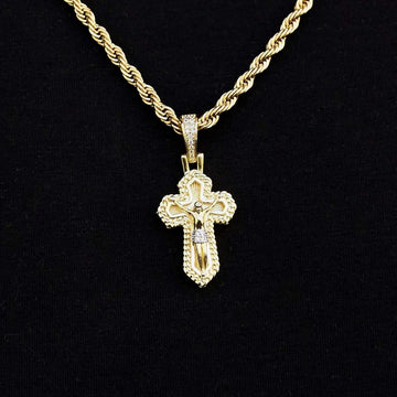 Colgante de cruz icónica en oro amarillo