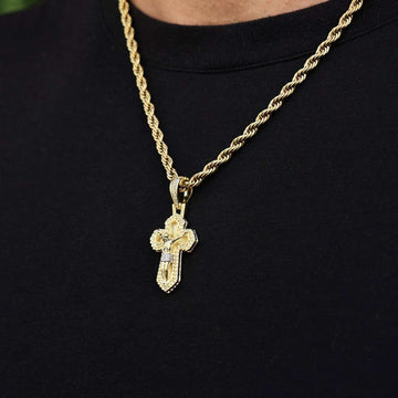 Colgante de cruz icónica en oro amarillo
