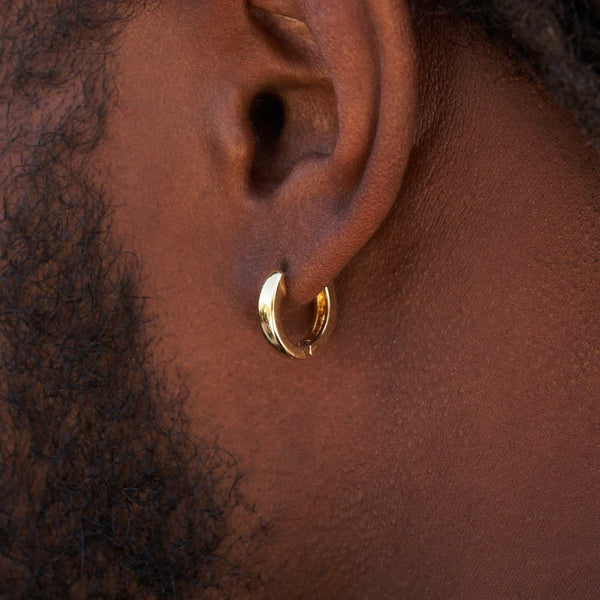 Aretes de aro redondos pulidos en oro amarillo
