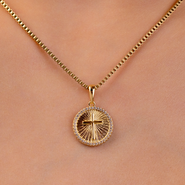 Colgante pequeño de cruz con pavé de moneda en oro