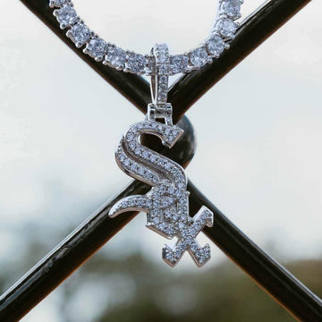 Colgante con micrologotipo oficial de los Chicago White Sox de la MLB en oro blanco