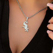 Colgante con micro logotipo oficial de los Chicago White Sox MLB en oro blanco