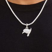 Colgante con micro logotipo oficial de la NFL de los Tampa Bay Buccaneers - Oro blanco